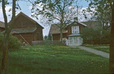 Hus inglasad veranda maskrosor

090518/KG