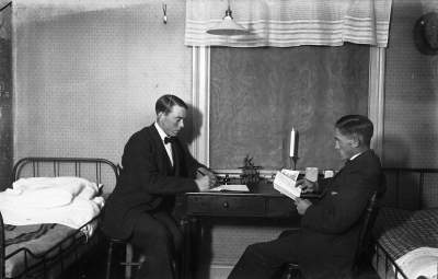 Från Gamleby folkhögskola och Lantmannaskola.