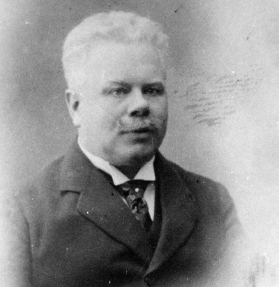 John Sjöholm före detta  järnhandlare i Vimmerby. Gift med Hildur född Lampe. Järnhandlare John Sjöholm hade sin affär i Ählströmska huset vid torget. 