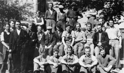 Personalen vid Malmbergs möbelfabr.  1. Einar Norden  2. Putte Sköldborg  3. Aldor Holmberg  4. Johan Erik Ahlstrand  5. Karl Erik Malmberg  6. Martin Törn  7. Artur Håkansson, snickare  8. Linné Fasth  9. Pontus Grönkvist, Snickare  10. Axel Johansson, Snickare ( "Pillalo" )  11. Karl Svensson, Snickare  12. Tage Köhler, Snickare  13. Rolf Grönback  14. Lars Rundkvist, Snickare  15. Percy  Calderyd  16. Erik Johanson, Järvelid  17. Erik  Svensson  18. Birger Karlsson Sunnehagen  19. Rune Andersson  20. Paul Nilsson, Verkmästare  21. Ivar Gustavsson Snickare  22 Gunnar Hasselkvist, Snickare.   