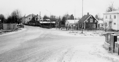 Drottninggatan, till höger börjar Stenbäcksgatan. Till vänster bygges Linneagården. Husen från höger. 1.  Bertil Andersson. 2. Fransson,  stensättare  3.  Vägverket. 4.  Nilsson-Ahlstedt, skomakare  5.  Einar och Tekla Nilsson. 6.  "Ullaborg"  Vivi Anderssons föräldrar.