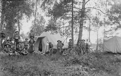 Scouterna
1  2 Gösta Envall, kyrkoh. i Finspång 3 Bertil Nyberg Tandläkare 4 Einar Stenklint, kårch. Kalmar, bankkamr. 5 Arne Sköldborg Bilförsäljare 6 Oskar Bohm, Södra Vi, kyrkoh. i Hoj. ? 7 Helge Nestor, bankkamrer 8 Gösta Envall ? ( se ovan ) 9  10 Torsten Olsson 11 Jarl Prom, notarie, borgm. i Vänersborg 12 Valter Karle teol.stud. Upsala, död 13 Janne Nilsson, Kristdala 14 Ernst Breitholtz, konsul, världspresid. Rotary 15 Robert Vallin, Tuna, bankkassör 16 Jakob Petersson 17 Nils Perfect, den riksbekante "Pajo" 18  19  V-by och Tuna scouter 1911   T.E.