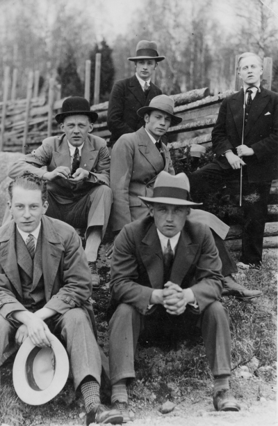 Bakre raden från vänster 1. Gösta Ericsson, radioreparatör, 2. Erik Bendix,  journalist.  Mellersta raden 1. Harry Karlson 2. Charlie Ericson. konstnär.   Främre raden 1. Enold Ekberg, tidningsman 2. Gunnar Ericsson, arrendator, riksdagsman, Näs. 
dubblett med vklba402