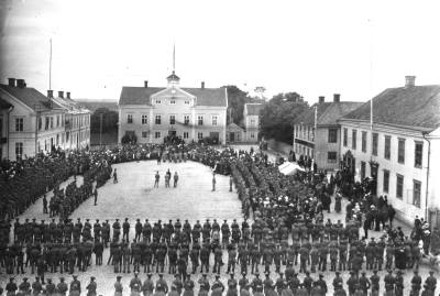 Wimmerby torg med Rådhuset i fonden o tingshuset till vänster samt gamla Göteborgsbanken till höger. omkring 1915. T.E.