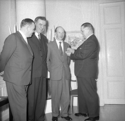 Medaljutdelning ?
Från vänster
1 Bengt Karlsson
2 Alvar Svensson
3 Karl-Erik Fredemark
4 Hans Jakobsson

Uppgiftslämnare Lars Birgersson Målilla

Dok.101130/KG