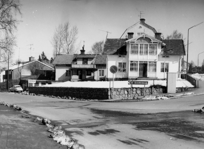 Huset " Snippen" med glasveranda, på 1920-talet. Här bodde  Sten Karlsson, senare familjen Thörne. Huset med brutet tak i bakgrunden "Solliden" Här bodde fröken Thisell o fröken Forsell. På 1990-talet ägdes huset av doktor Jan Engström.  Prästgårdsgatan till vänster. Drottninggatan till höger. 