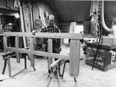 Dokumentationsfotografering av tillverkningsprocessen på Snickargården.
Vårvintern 1988
Tillverkning av fransk pardörr.
Avbildade personer:
Tönnes Andersson
Bernth Ericsson
Lillan Ericsson
Alvar Andersson
Bildmaterialet användes senare till en skärmutställning om Snickargården som visades på Vimmerby Bibliotek