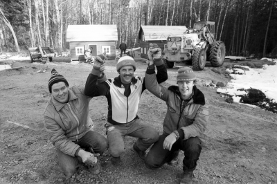 Sagobyn börjar byggas. Pelle Jalminger, Rein Soowik, Tommy Isacsson 