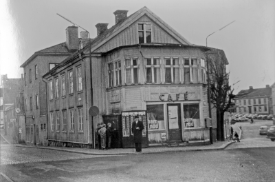 Nordgrenska gården strax före rivningen 1968. Köpman Verner Sandström utanför sin affär och café. 
