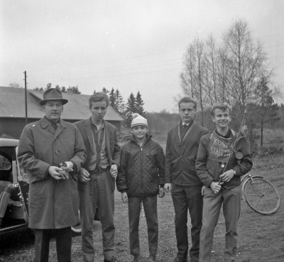 Kungastafetten
Från vänster Karl - Erik Frisk Kenneth Sandin Claes Frisk Håkan Holgersson Leif - Gunnar Svensson

Uppgiftslämnare Lars Birgersson Målilla

Dok.101130/KG