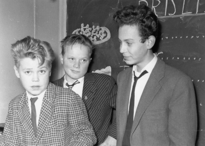 " Årets herrfrisyrer uppvisas vid skoldansen "
Från vänster Leif ( Luffarn ) Johansson, Jan Karlsson, Bo Karlfeldt

Dok.100528/KG