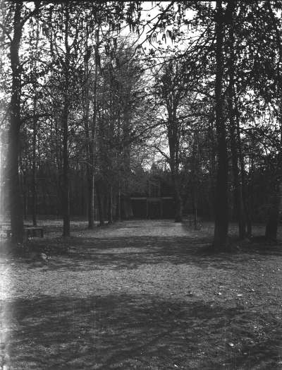 Brunnsporten Södra Vi i seklets början, hälsobrunnen i bakgrunden.
Brunnsparken 