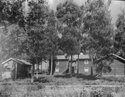 V-stugan är bondgårdens huvudbyggnad timmrat tvåvåningshus som tidigare stått vid Ventzelholm herrgård och glasbruk i Rumskulla. Mot slutet av 1800-talet beboddes den av statare och arbetare och inte mindre än fem familjer samsades där. Loftbodar kommer från Norrhultsby Rumskulla. Den minsta av bodarna har årtal 1644 inhugget över dörr till loftet.