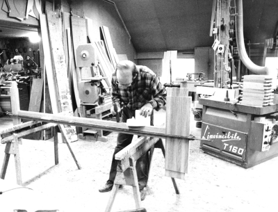 Dokumentationsfotografering av tillverkningsprocessen på Snickargården.
Vårvintern 1988
Tillverkning av fransk pardörr.
Avbildade personer:
Tönnes Andersson
Bernth Ericsson
Lillan Ericsson
Alvar Andersson
Bildmaterialet användes senare till en skärmutställning om Snickargården som visades på Vimmerby Bibliotek