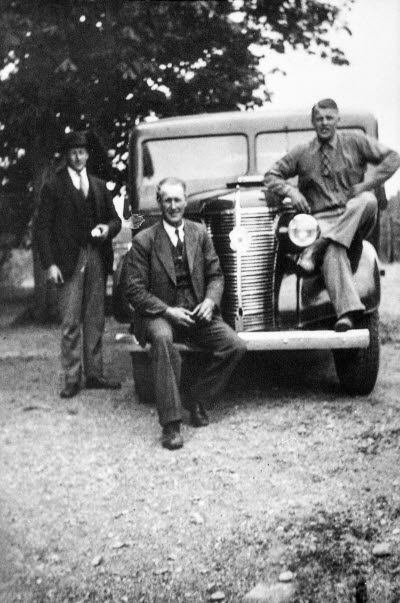  Fritz Larssons åkeri i Väderum, Tuna. Personerna på kortet är Fritz själv tillsammans med arbetarna Wärling och Nyström.

Reprofoto
