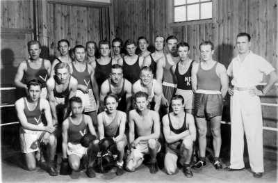 Gruppbild från Folkets Park 1942. Från VBK deltog Axel Holmberg, Villy Liljegren, Ragnar Andersén ( eller Andreasen) Yngve Leander (med handskar på). Bland övriga Robert Adolfsson, S.G. Lenader och Rönnström.
Bland gästande boxare kan nämnas, i första raden , Bertil Agborg Nässjö, Ramsén  samt Roland Molin VBK för tillf. Mannen i vitt ringdomare Sven Torén Jönköping.