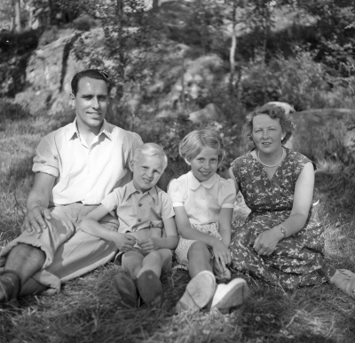 John Jakobsson med barnen Kjell och Yvonne och hustrun Stina

111101/KG