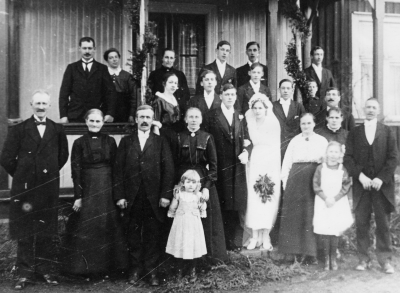 Hörestadhult 1. Otto Johansson, smed  2. Emilia Johansson född Svensson n 3. Hilda Karlsson, Vanstad  4. Adele Sjöberg född Svensson  5. Arvid Nilsson, lantbrukare  6. Erik Nilsson U.S.A.  7.  Axel Nilsson.lantbrukare  8. Hilding Svensson, träarbetare  9. Valdemar Svensson, snickare  10. Alfred Roos, Indelt soldat för Källenäs  11. Sofie Roos, fru  12. Fabian Nilsson, lantbrukare  13. Hilda Nilsson, fru  14 Anton Nilsson, målare  15. Gunborg Nilsson född Svensson  16. Edvin Svensson, snickare  17.  Holger Flink  18.  Axel Flink, lantarbetare  19. Hulda Svensson, fru  20. Jenny Flink, fru  21. Sigrid Svensson - Johansson  22. C.J. Svensson, föreståndare  23. Ingrid Olsson född Nilsson.     