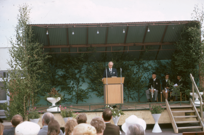 Scen talare musiker publik

090409/KG