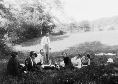 På bilfärd till Gränna.
Anna och Sigrid Gröndahl, chauffören?, Erik Wahlberg, Sigrid, Olga , fröken Sjögren

Dok.090629/SJ