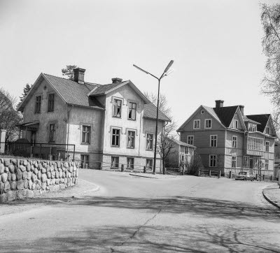 Från vänster Drottninggatan  28 och 26. Revs i juli 1971. 