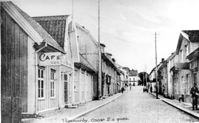 Storgatan.   T.E.
( Oscar II:s gata )

Vaerns Cafe till vänster och mitt emot Wetterströms konditori 