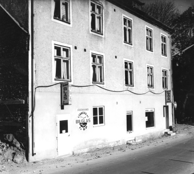 Stångågatan 47. I högra hörnet, där affärsdörren är fanns  på 1940-talet en mjölkaffär.  Revs när Epa-huset byggdes.   
