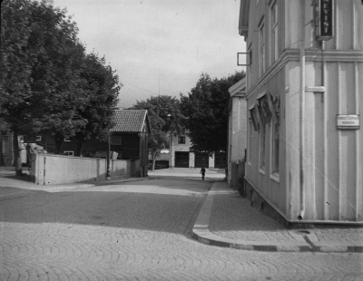 Kyrkogårdsgatans backe norrut i riktning mot kyrkogården. Mitt i bilden syns gamla brandstationen. Okänt årtal. (Bildid. 1862)