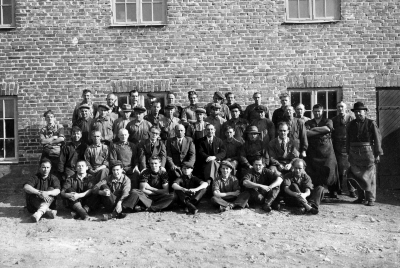 Vimmerby Läderfabrik
Första raden från vänster: Aldor Holmberg, Robert Adolfsson, Evert Hermansson, Bengt Gustavsson, Torsten Samuelsson, Sven Carlsson, Erik Rosell, Paul Nilsson
Andra raden från vänster: Rune ?, Hugo Nilsson, Otto Lundberg, ? Ericsson, Erik Adolfsson, Folke Lundberg, Oskar Grönbeck, Åke Fransson, ?, Arrenius Lindgren, Ivar Carlsson, Adrian, Aronsson, Axel Carlsson, ?, Sundin, 
Bakre raden från vänster: Konrad Samuelsson, Johan Adolfsson, Gunnar Lindersten, Edvin Gustavsson, Gunnar Passmark, Kurt Hermansson, Gillis Lundberg, George Johansson, Erik Hermansson, John Samuelsson