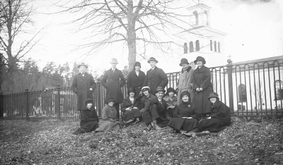 Gruppbild, tagen utanför Ukna kyrka i Västerviks kommun
Från vänster: 1. Zante Hansson

