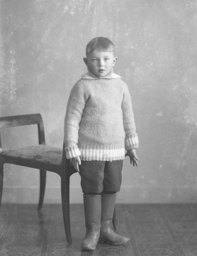 Föreståndare Olsson  (gosse)
Konsum


Dok.080612/RS