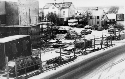 Stadshuset byggdes 1976. I mitten ett av Målare David Nybergs hus, revs även det 1976. Till höger Båtsmansbackens bebyggelse. Stångågatan.   