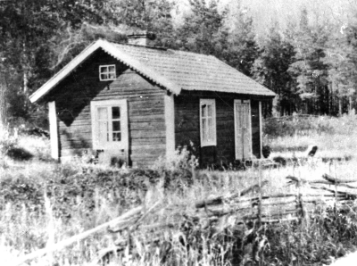 Stugan flyttades på 1960-talet till Vetlanda - trakten Ljungnäset Storebro ? 1940     T.E.   