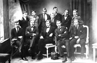 1  2 Ossian Åberg, Svarvare o fräsare 3  4  5 Elof Gröntz, Svarvare 6 Per Hellberg, Målare 7 Jakob Wredberg, Motormontör 8 Henrik Ströberg, Svarvare 9  10 Axel Bottner, Svarvare 11 Otto Liljeblad, Svarvare 12 Tage Köhler Storebro år 1910-talet    T.E.