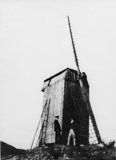 Väderkvarnen i Hamra  1) Från vänster David Vesterberg Skräddare Åkebo 2) Gustaf Nilsson Hamra Lantbrukare     