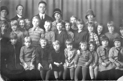 Söndagskola i Vimmerby, Kvarnägare Johansson Älåkra,  Andreas Andersson Lantmannaförm, hans fru Ebba, Sonja Kask, Inger Lindström , Erik Ericson Bro,  Maj Bergström, fru Forsberg, och  Wretling. 