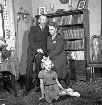 Erik Johansson med hustrun Britta och dottern Ulla - Kersti
( anställd på Beijers motorfabrik )                             

Dok.111101/KG