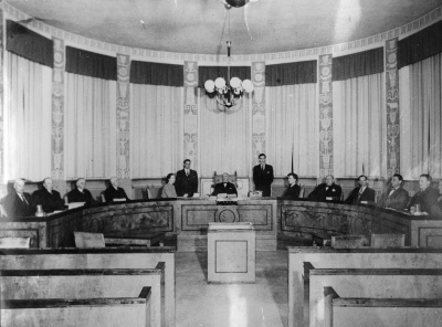 Nya Tingshuset i Vimmerby 1947  1.- 2.- 3. Hugo Nilsson (Fil.mag.) Kulltorp 4. Axel Lindén Kristdala 5. Signe Olsson, Notarie Vimmerby  6. Mattsson Notarie Linköping 7. Emil Severin, Häradshövding V-by 8. Krister Hoffman Notarie V-by 9. Astrid Sjögren Lärare Misterhult 10.- 11. Per Larsson, Fallebo Kristdala 12. Olof Sand Misterhult T.E.