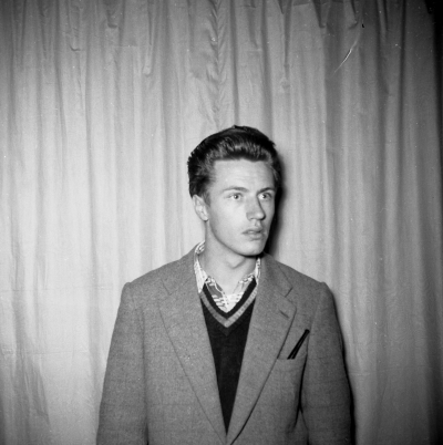 Folkhögskolans invigning 1956. På bilden Lennart Karlsson, Vimmerby
Lennart jobbade senare på Arbetsförmedlingen, (Uppgift PRO´s bildcirkel)
Dok.101130/KG