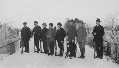 Frivilliga landstormen, Västra tullen!  Från vänster:  1) Enok Nilsson,  Samuelstorp 2) Lindström Holger kemikaliehandlare. 3) Larsson, L-W, boktryckare 4) Jonsson Gustav, bankkamrer 5) Nilsson Arvid, Ludvigsborg 6) Gustaf Andstedt, polis 7) Arvid Nilsson, Nybble 8) J.A. Pettersson,  Lund.       