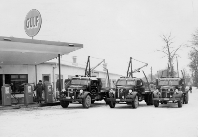 Gulfmacken Västra Tullen 
Timmerbilar ( Volvo ) från Bloms åkeri Vimmerby 
Gustaf Andersson föreståndare vid Gulfmacken 