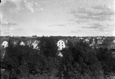 Bakom träden går Östra Tullportsgatan, förmodligen Kampens ladugård i bakgrunden. tillhöger ett hust som hörde till järnvägen.



Dok.070711/RS