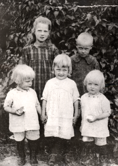 Bakre raden: 1.Lissie Hallberg gift.Lindersson  2.Gillis Hallberg.  Främre raden: 1.Bosse Hallberg 2.Greta Hallberg gift .Lundin 3.Kurt Hallberg. 