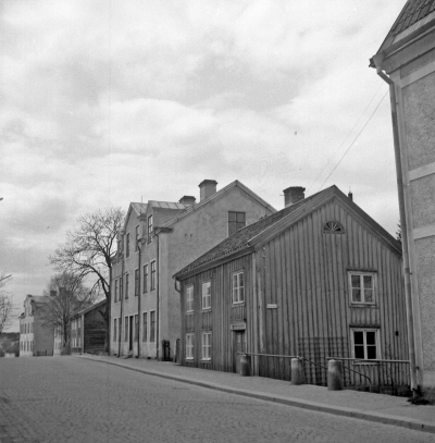 Storgatan

Dok.110414/KG

Till höger, nedgången till Barkliden. Alla husen därifrån och ned till  Andstedts hus revs när H.S.B. byggde sina fastigheter.  Ägare till husen: Det närmaste grå huset och det vita höga ägdes av J.A. Ståhl och hans hustru Emma Karolina. Vid arvsskifte 6/4 1930 förvärvades fastigheterna av Emil Andersson, svärson till Ståhl. Emil Andersson och senare hans barn ägde sedan fastigheten till dess att  HSB förvärvade den 1963.  Från vänster: 1. Andstedts polis, 2. Vesterberg skomakare, 3. Eriksson målare,  4 och 5.  Emil Andersson snickare.                                                                                                   
