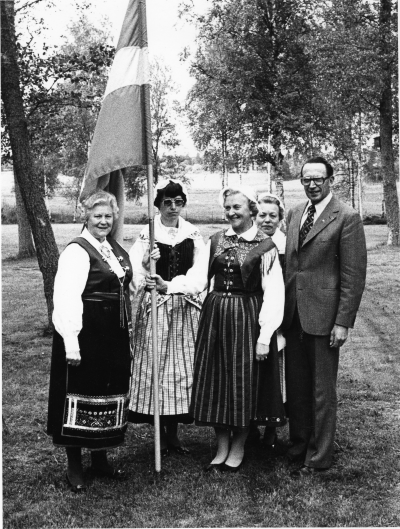 Södra Vi Hembygdsförening har mottagit fanan den 6 juni 1976
Från vänster: Ruth Asp Sonja Gustavsson Brita Svensson Inga - Britt Roos samt föreningens ordförande Carl - Erik Svensson

Brunnsparken Södra Vi 