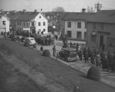 Ondu var en damfrisering. mitt emot låg ett urmakeri: Grybe. (sonen Stig blev skådespelare). i det vita huset låg Dennerheims damekipering, som var "grunden" till Kahnli.



Dok.070817/RS