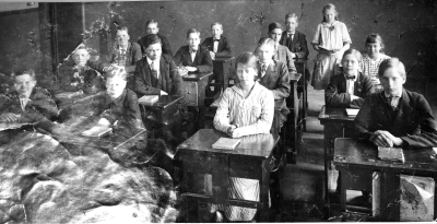Klass 5 i Statens Samskola i Vimmerby. 1. Sven Valter Nyström ( fader : polis ) typograf i Falun, poesideklamatör 2. Nils Perfekt , världsbekant  Pajo 3. Hans Gustavii, bankman, U.S.A. 4. Gustaf Engberg, kyrkoherde,  5. Tor Engberg kyrkherde (död),  6. Agne Ängqvist,  folkskollärare och kantor (död),  7. Einar Jonsson, Skaftet, Gunnebo, fabrikör,  8. Gösta Envall ( fader: kantor i Tuna ) kyrkoherde i Ljungsbro (död),  9. Lilly Eng, Rimforsa, tandläkare. 10. Oscar Blomberg, ingenjör,  11. Einar Tydén, Gamleby, landsfiskal, 12. Yngve Blomstrand, ordningsman ( fader : lokförare  i Hultsfred ) järnvägsingeniör, 13. Elsa Rundqvist, "Gropen" , folkskollärare. 14. Bertil Nyberg, tandläkare, 15. Dagmar Sjöholm ( fader : järnhandlare  Vimmerby ) gift i Tyskland, 16. Nils Karlsson, Hagaborg, som skolpojke senare "tobakshandlare emigrerade till U.S.A.           