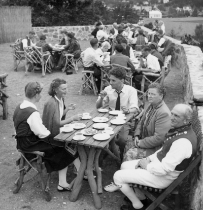 Danska folkdansare i Kisa. Här tillsammans med Sten och Margit Marelius.     . 