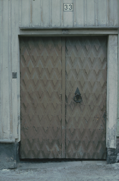 Port till hus 33 ( Sevedegatan )
( Först dörrar i gamla kyrkan, låset daterat Anno 1747 ). T.E

090422/KG
