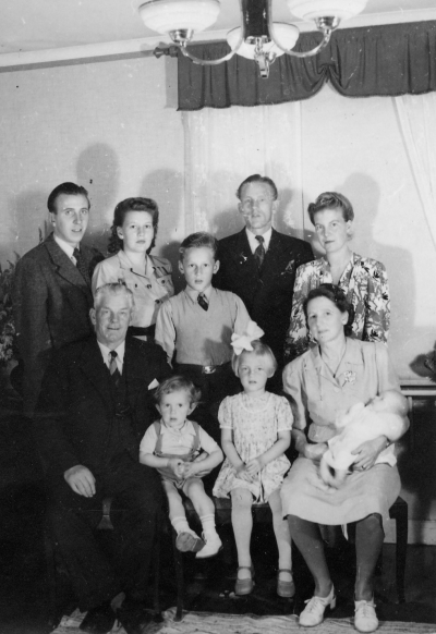 1. Koppel, 2. Siv Jonsson, 3. Ivan Johnsson, 4. Claes Johnsson, 5. Maj-Britt Johnsson,fru, 6. Henrik Johnsson, 9. Ada Johnsson, fru.   